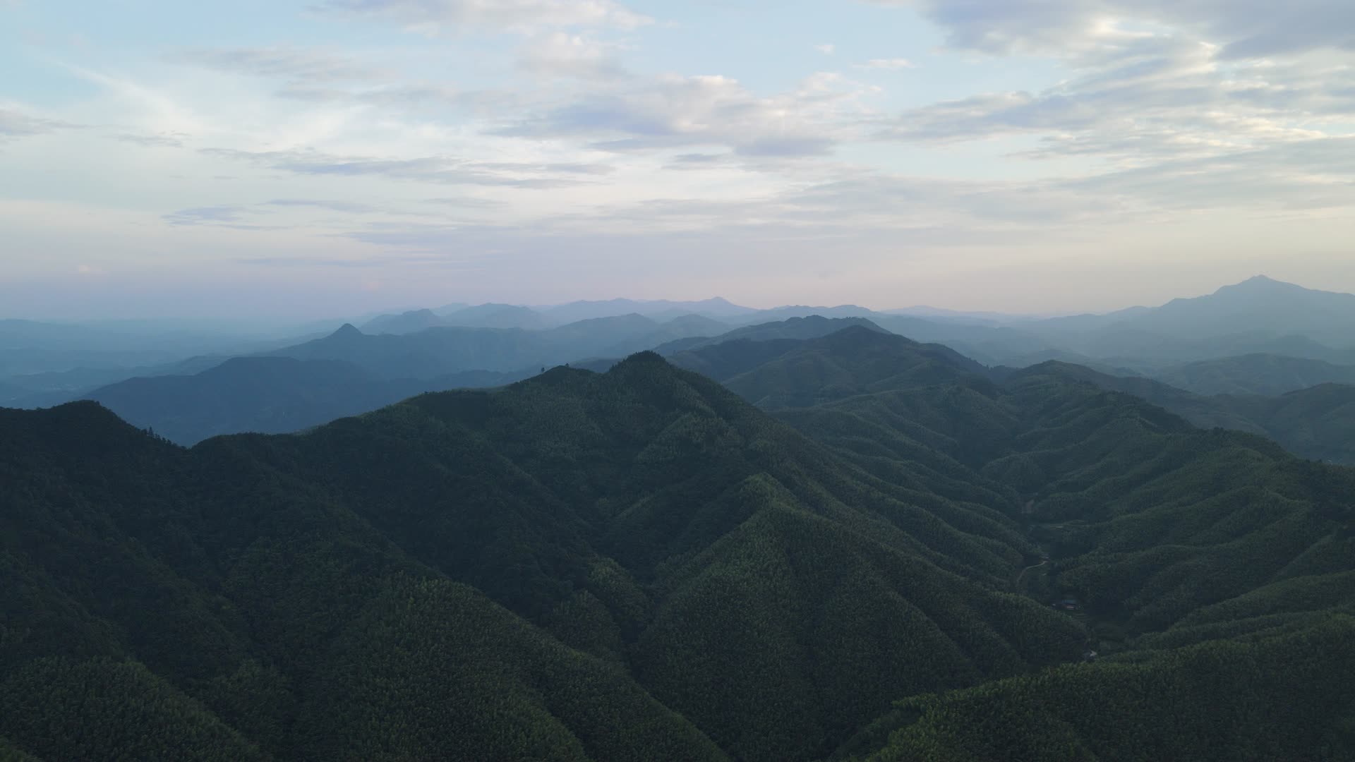 航拍大自然群山相连大好河山视频的预览图