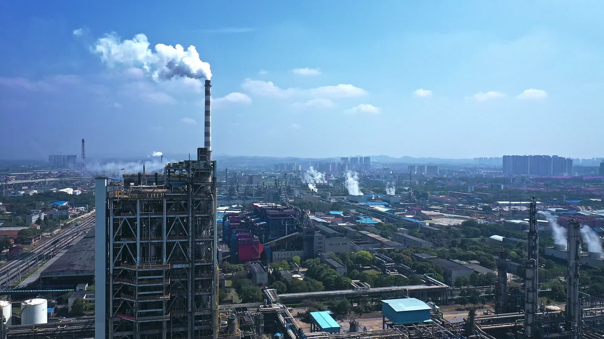 岳阳城市航拍石油化工厂视频的预览图