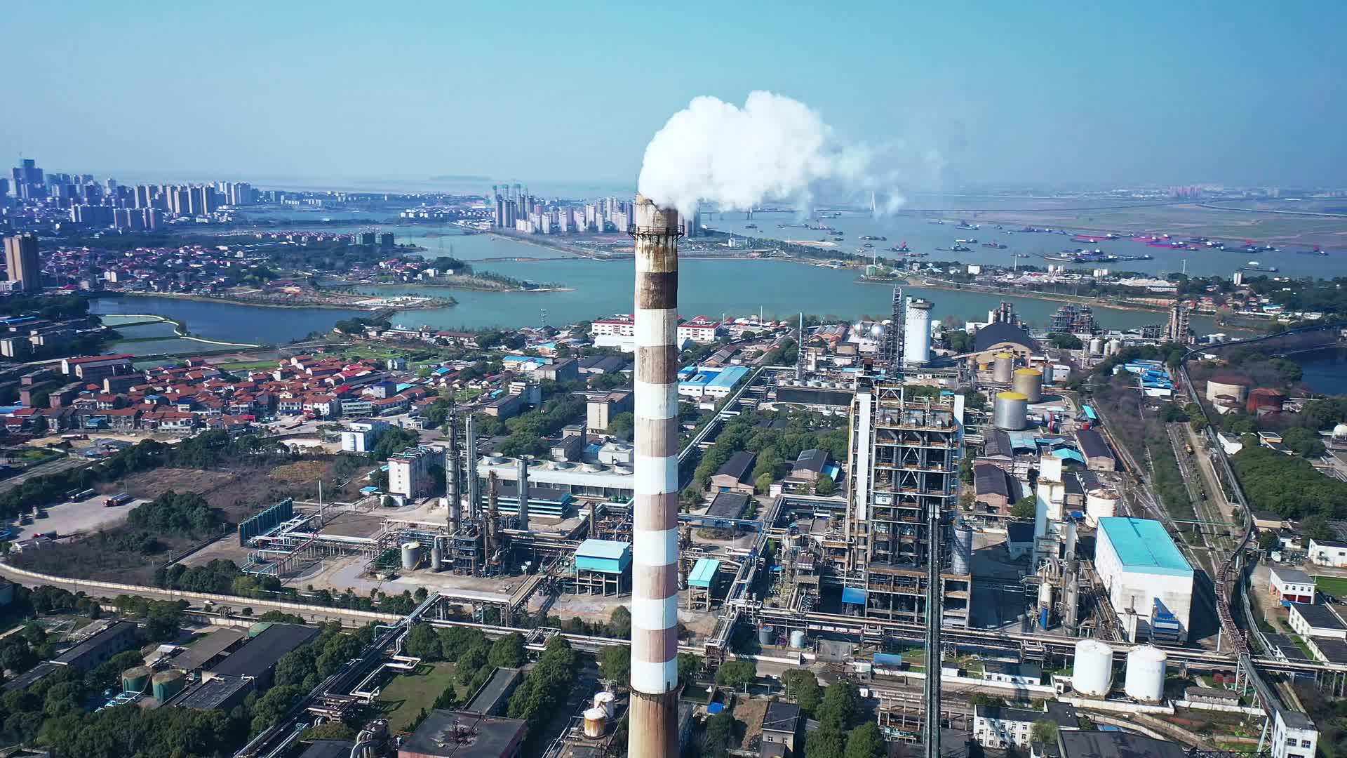 岳阳城市航拍洞氮化肥厂实拍视频视频的预览图