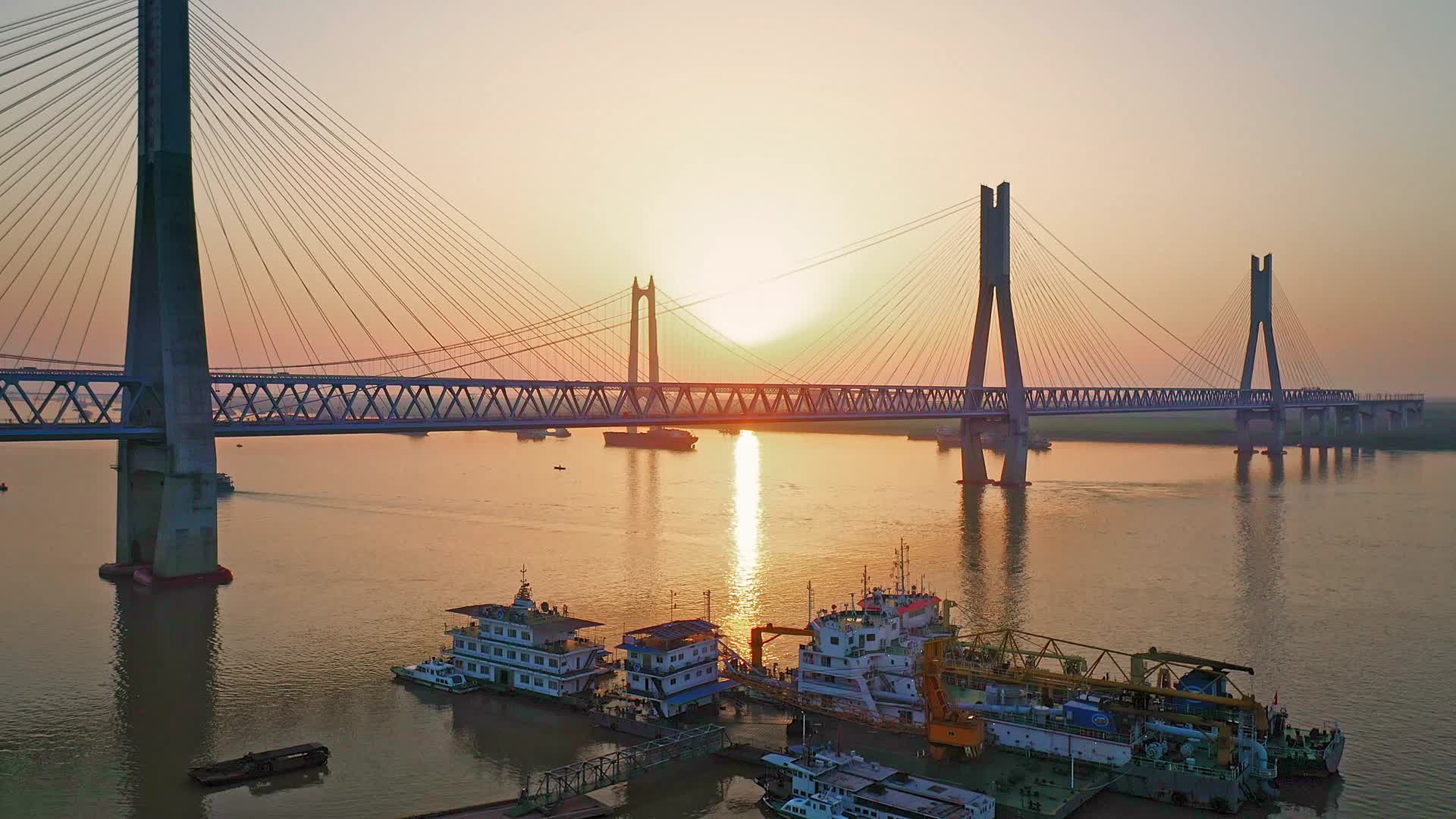 岳阳洞庭大桥夕阳下航拍视频的预览图