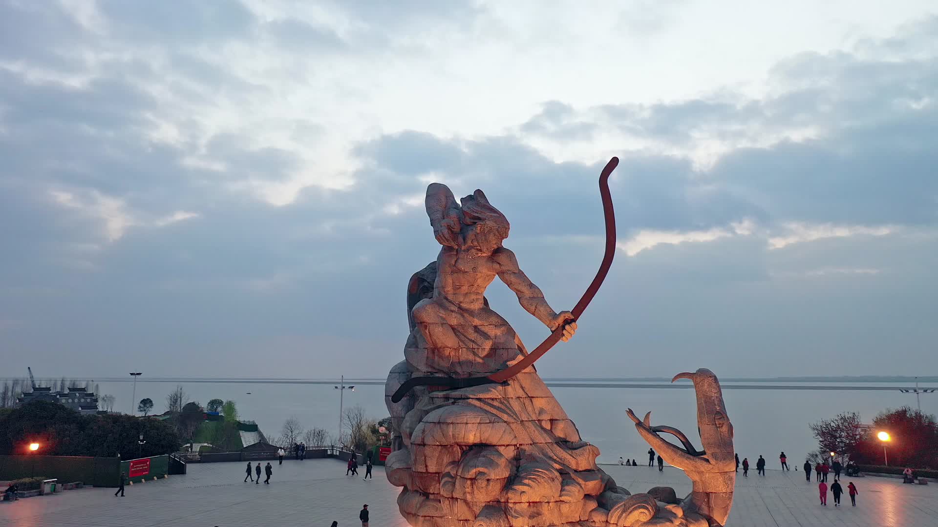 岳阳巴陵广场洞庭湖风景区后裔射蛇雕像人文视频的预览图