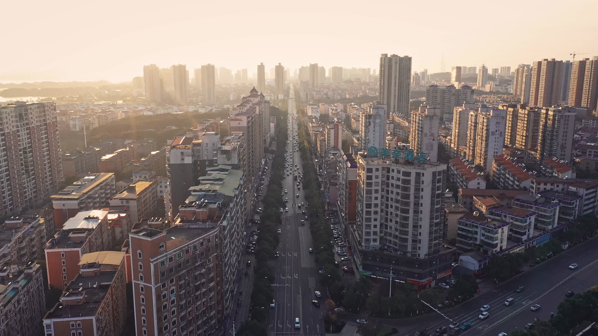 岳阳航拍夕阳下的城市街区视频的预览图