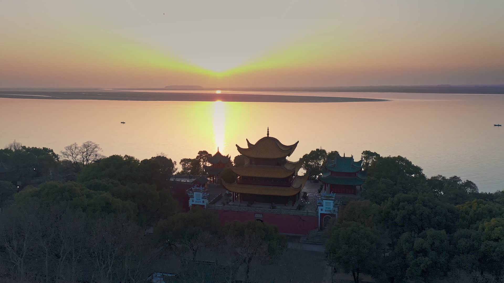 岳阳楼洞庭湖风景区夕阳实拍视频视频的预览图