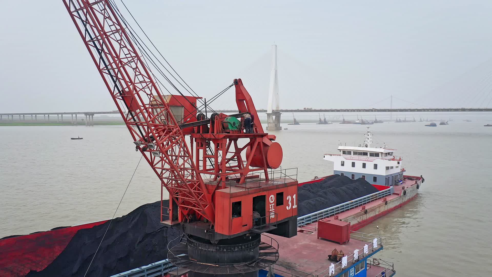 岳阳洞庭湖船运港口码头货物物流视频的预览图