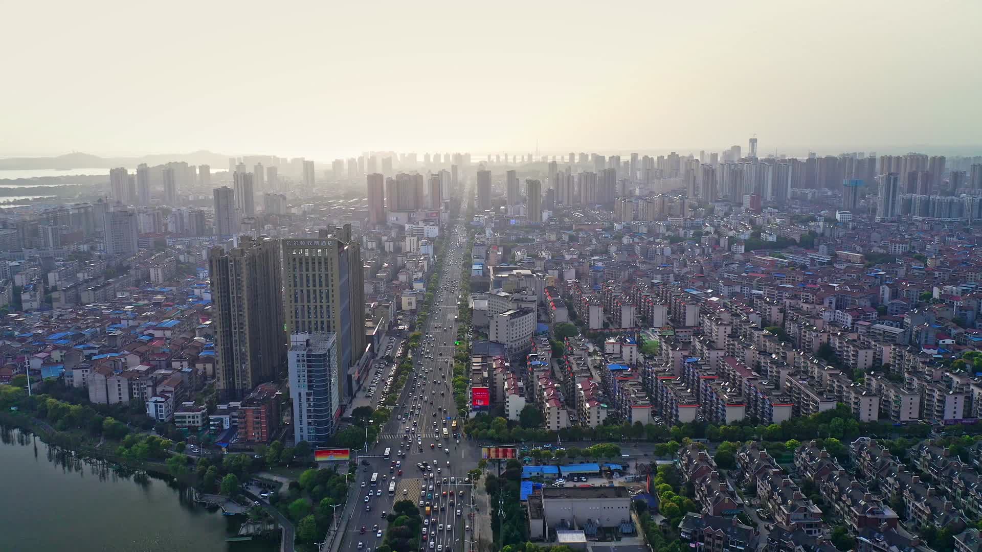 湖南岳阳岳阳大道城市航拍实拍视频视频的预览图