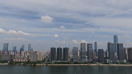 航拍湖南长沙城市天际线蓝天白云视频的预览图