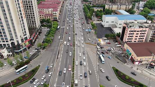 航拍城市拥堵的交通视频的预览图