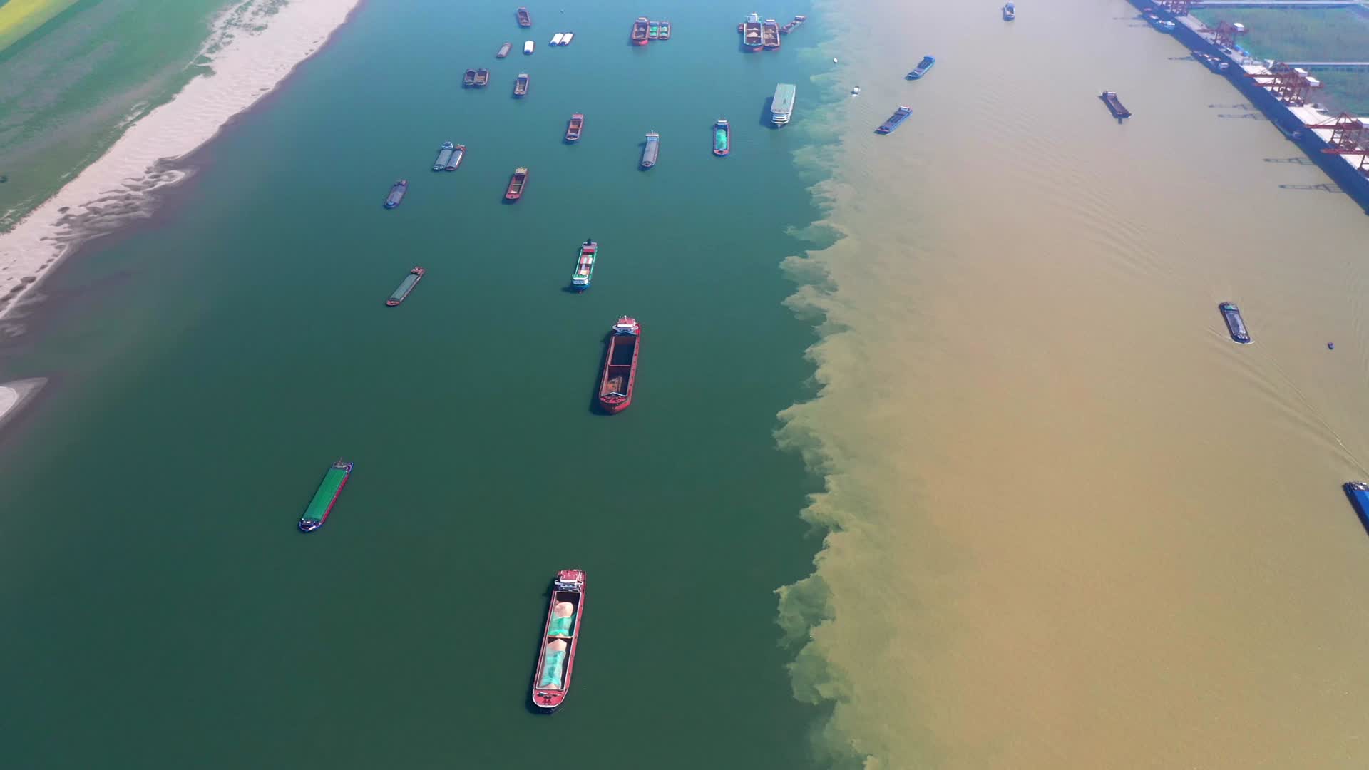 岳阳洞庭湖船运港口码头货物物流视频的预览图