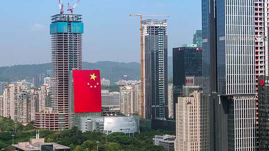 深圳城市延时巨幅五星红旗延时视频视频的预览图