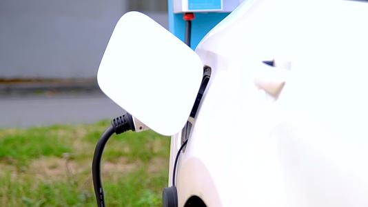 节能环保正在充电的新能源汽车视频的预览图