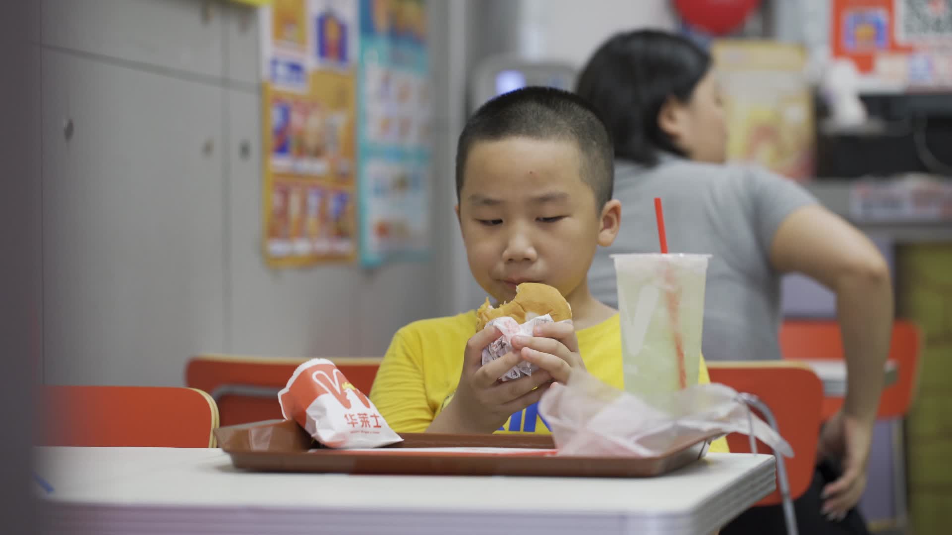 小男孩小朋友吃汉堡喝可口视频的预览图