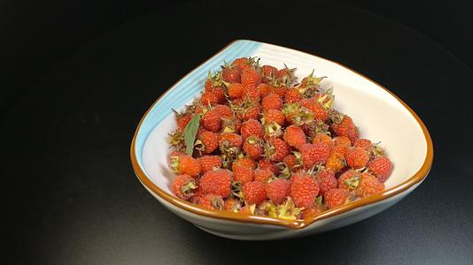 农村美食刺泡树莓山莓视频的预览图