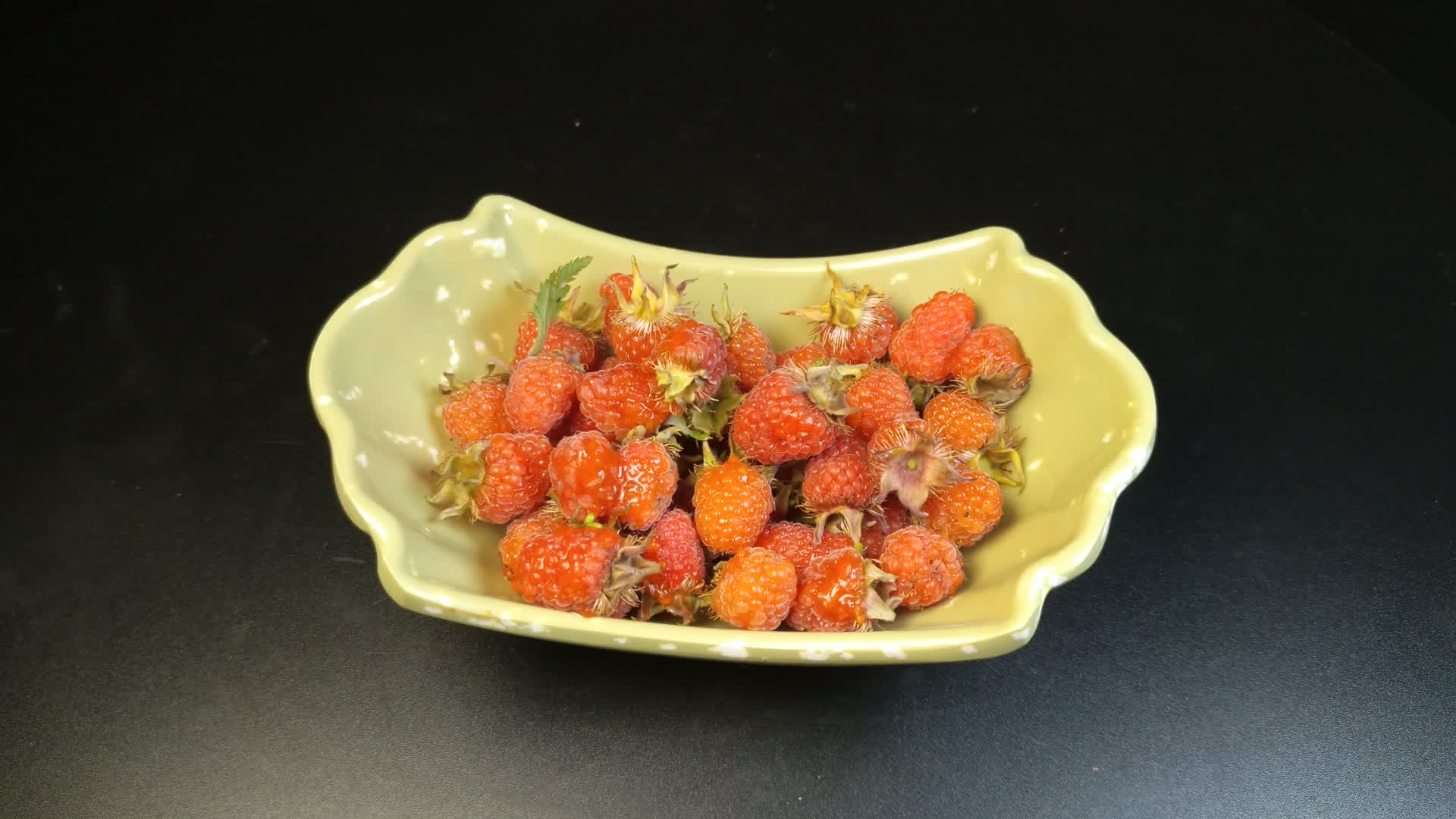 农村美食刺泡树莓山莓视频的预览图