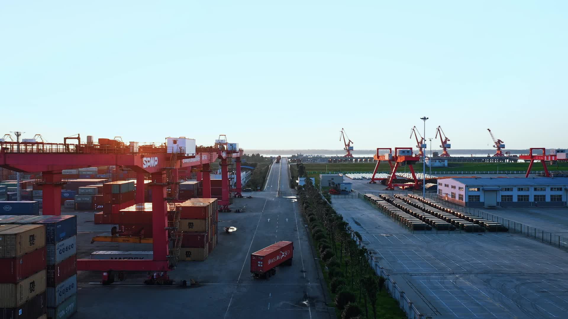 岳阳城陵矶集装箱港口视频的预览图