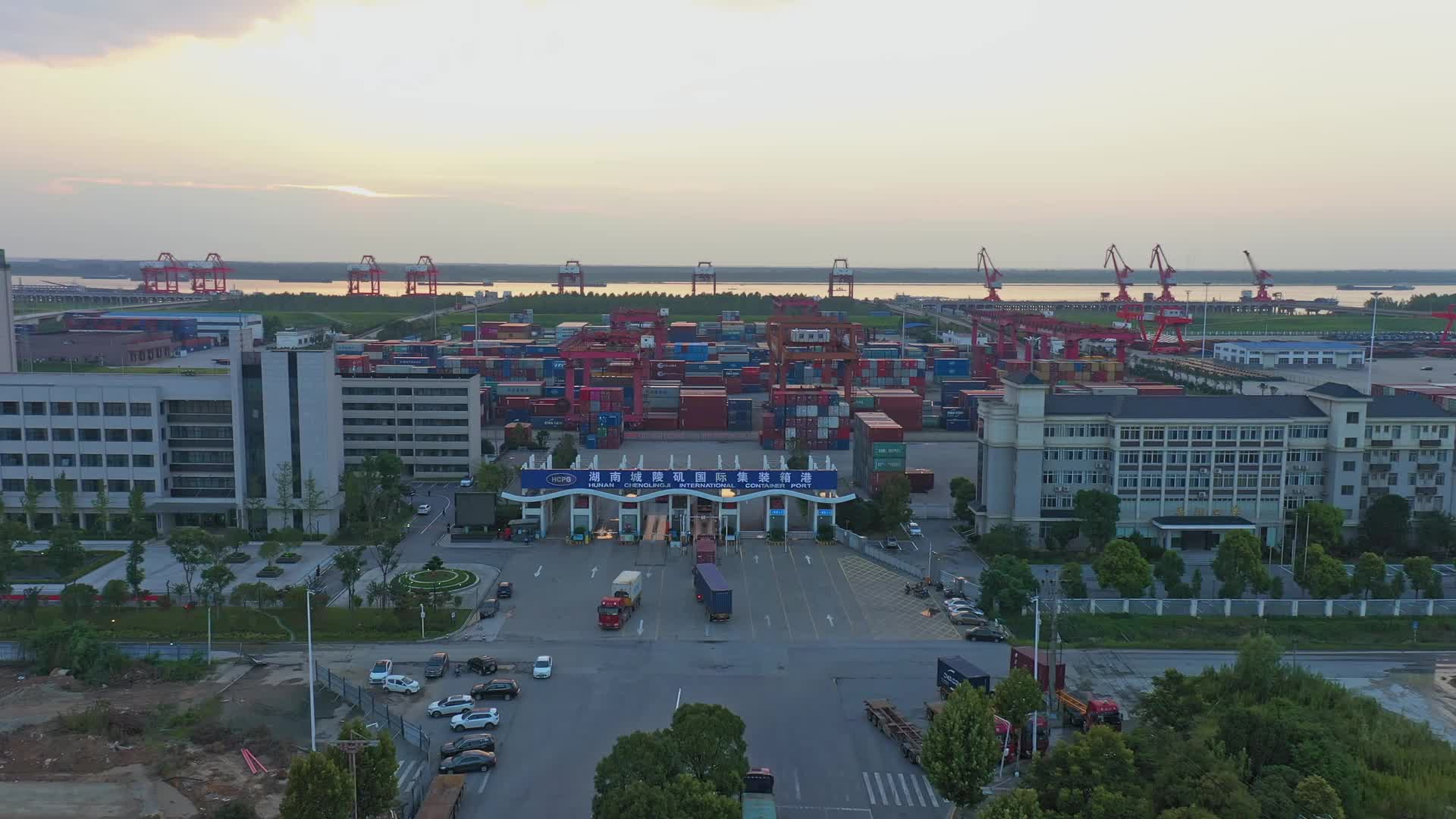 岳阳城陵矶集装箱港口视频的预览图