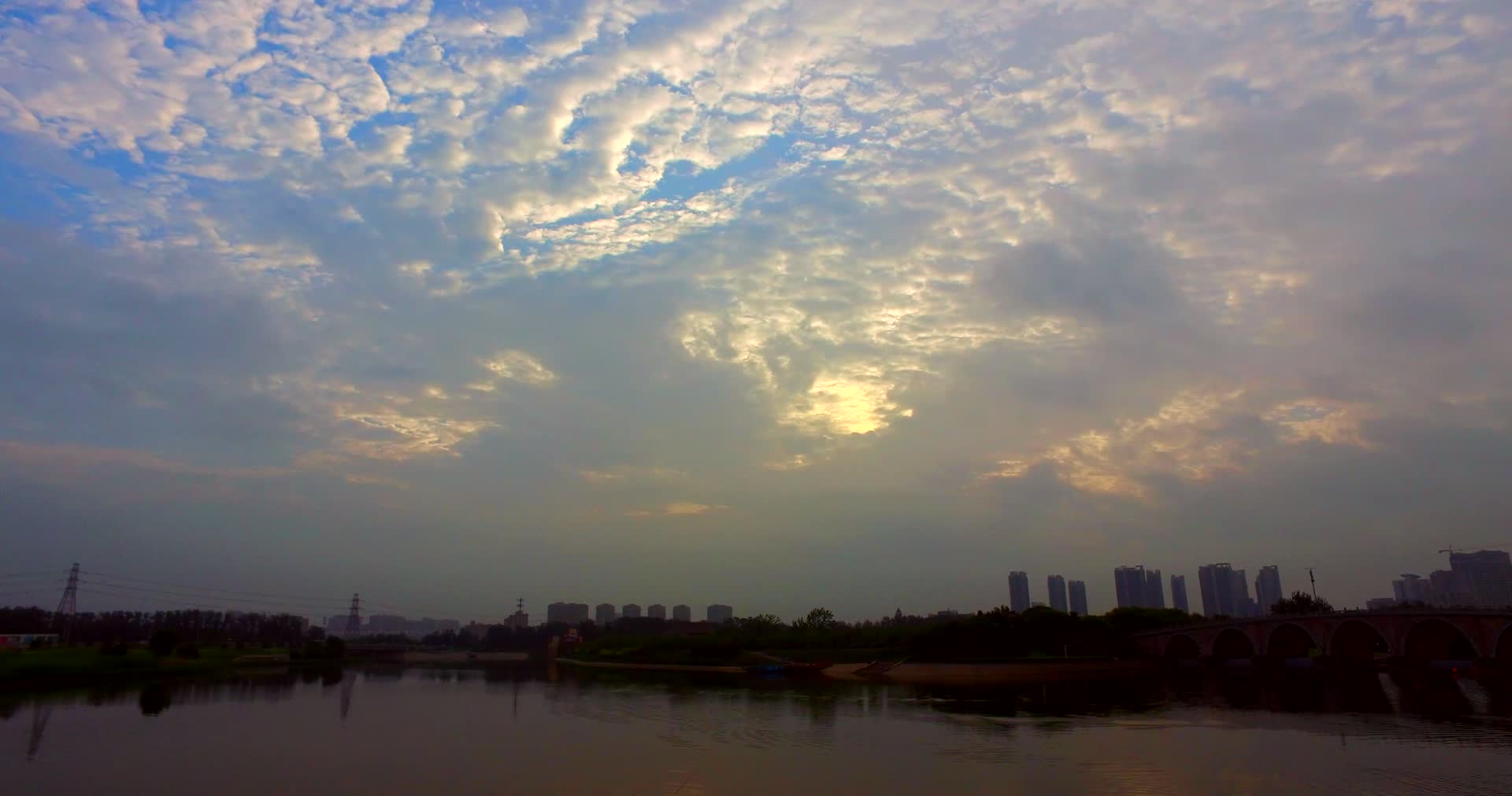 河边日出清晨视频的预览图