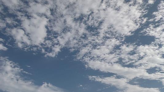 蓝天白云飞翔的云彩视频的预览图