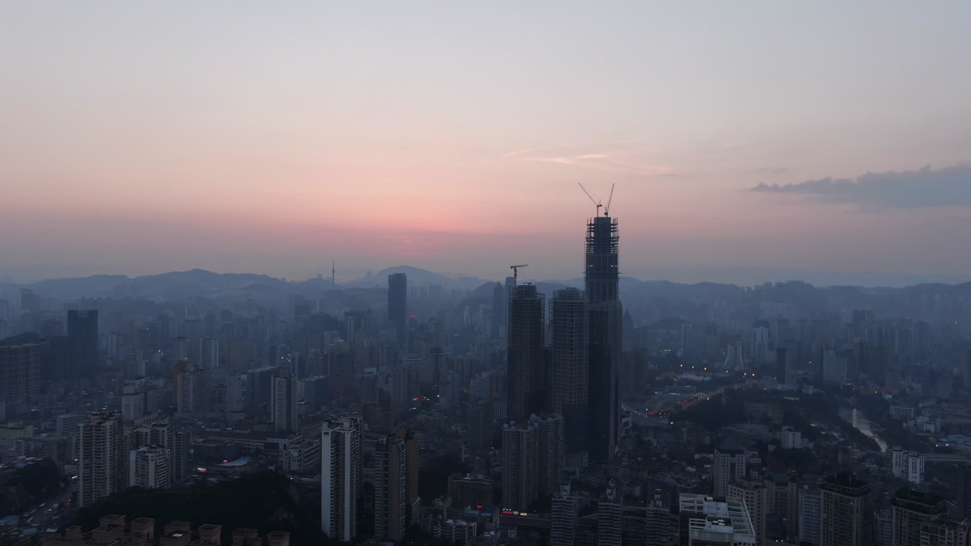 航拍城市高楼吊塔日出彩霞视频的预览图