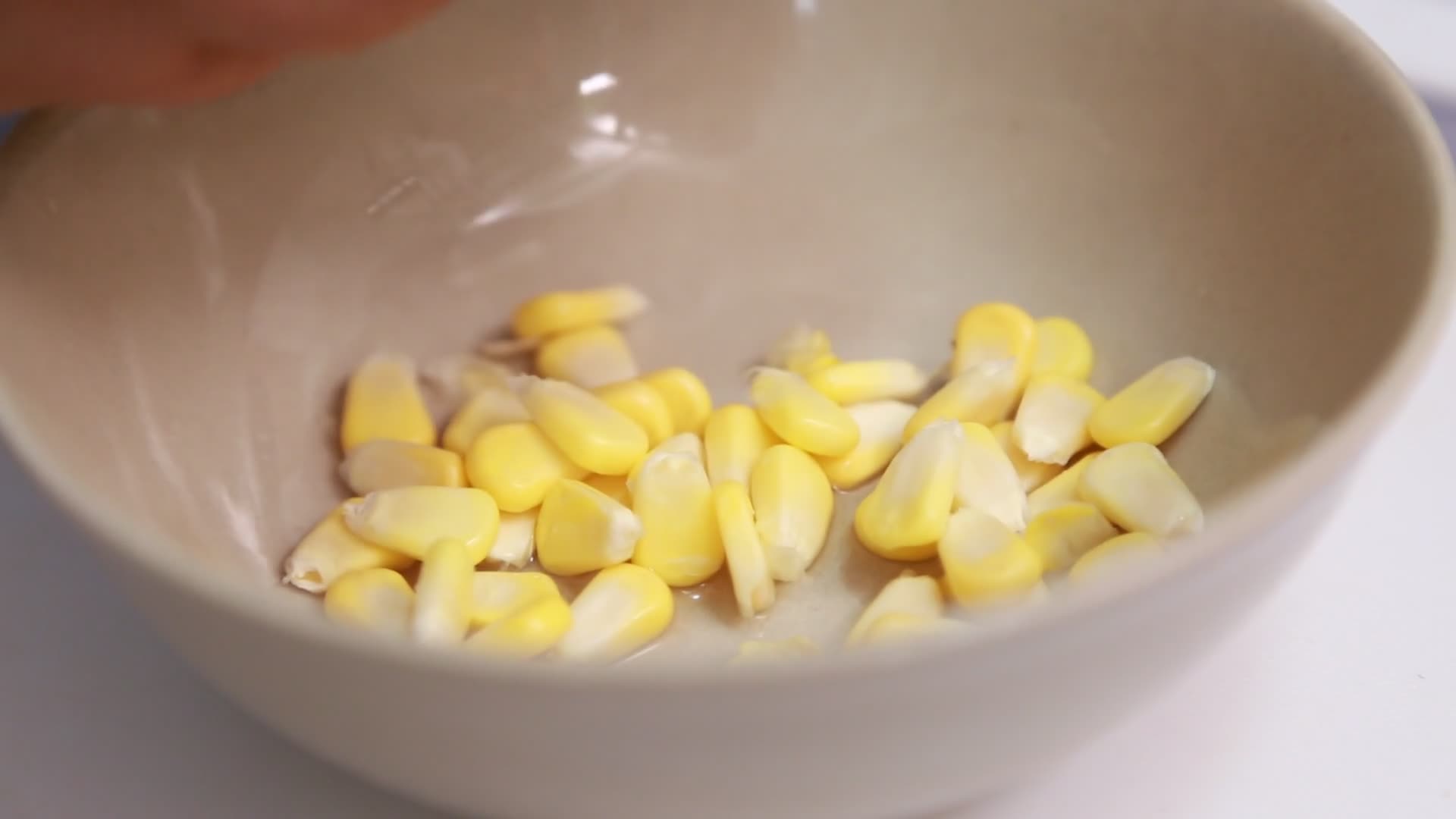 厨师剥玉米视频的预览图