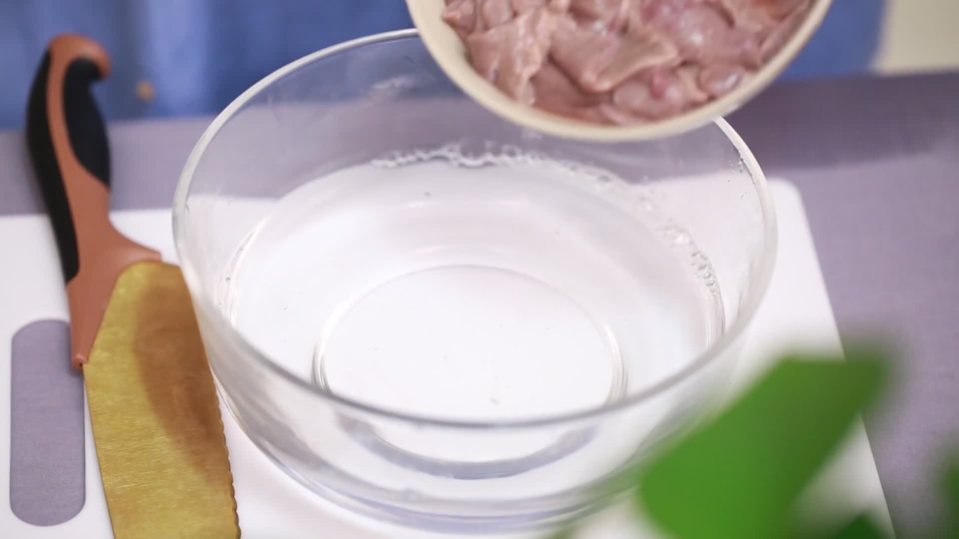 厨师处理猪肝上浆去腥视频的预览图