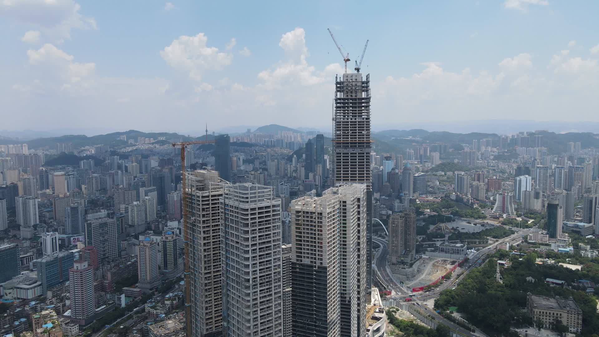 航拍城市在建高楼商务建筑吊塔视频的预览图
