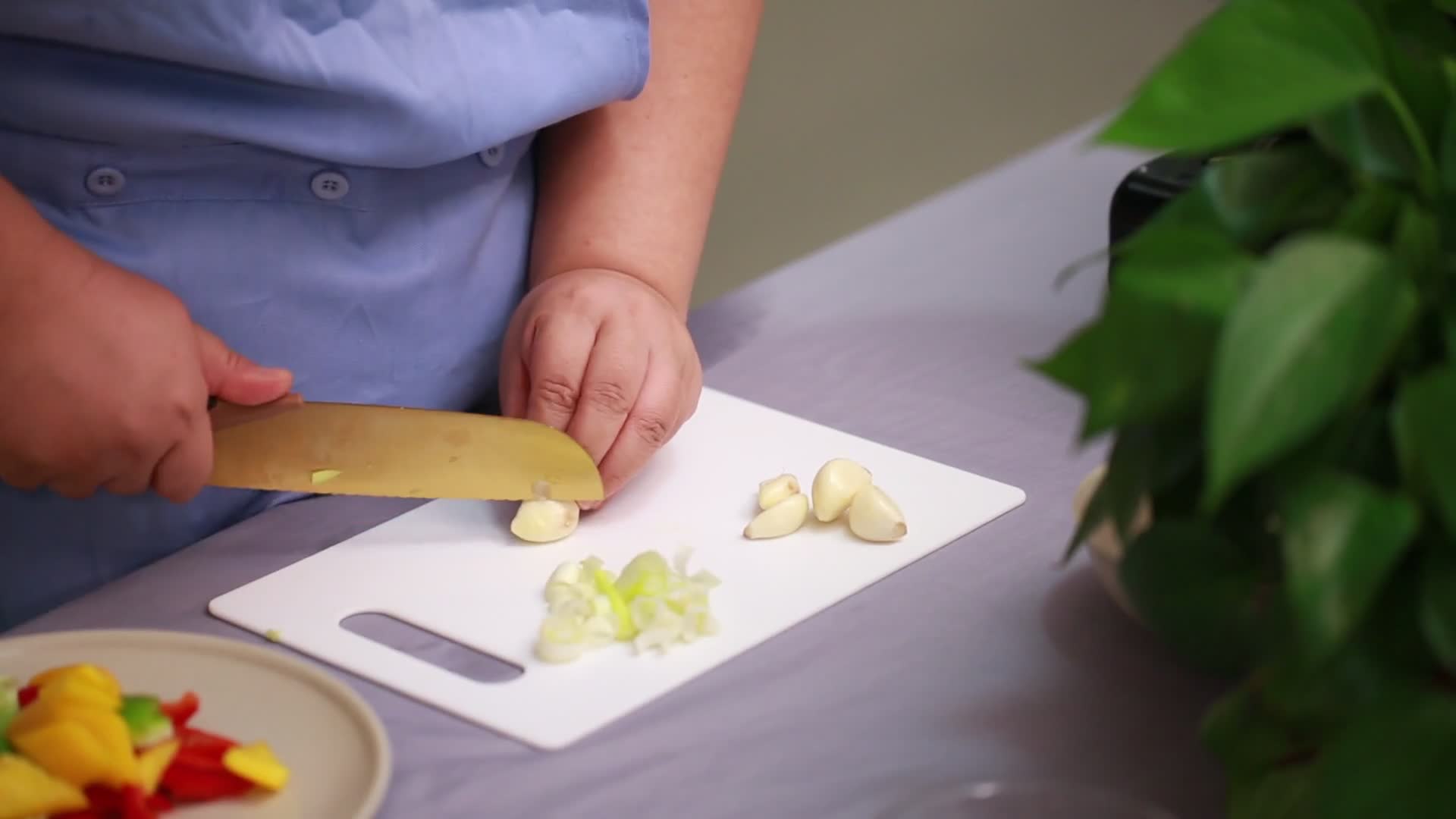 厨师切葱姜视频的预览图