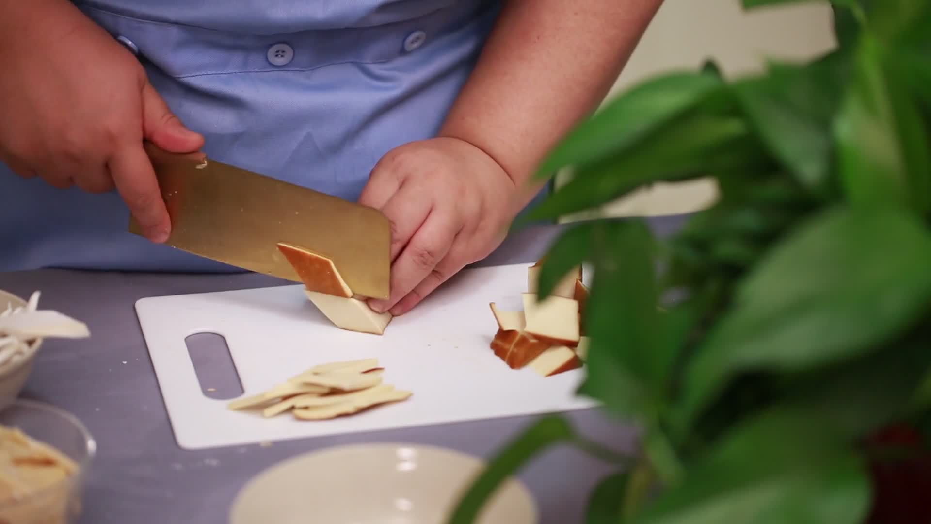 厨师切豆制品五香豆干视频的预览图