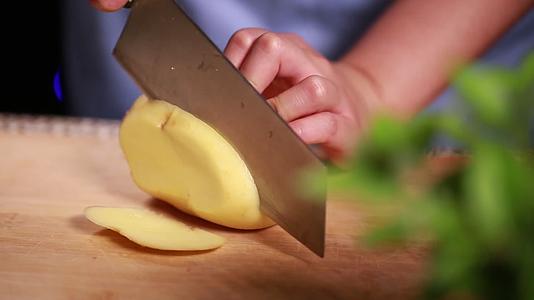 厨师切土豆视频的预览图