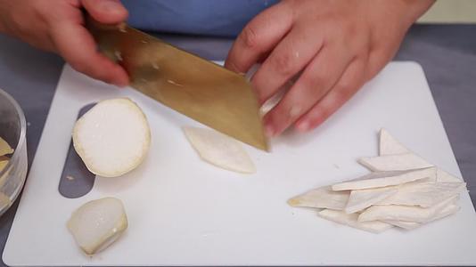 厨师切杏鲍菇视频的预览图