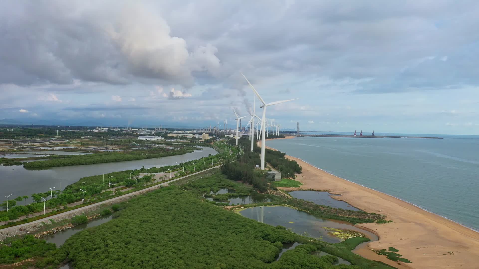 大海边的风车航拍视频的预览图