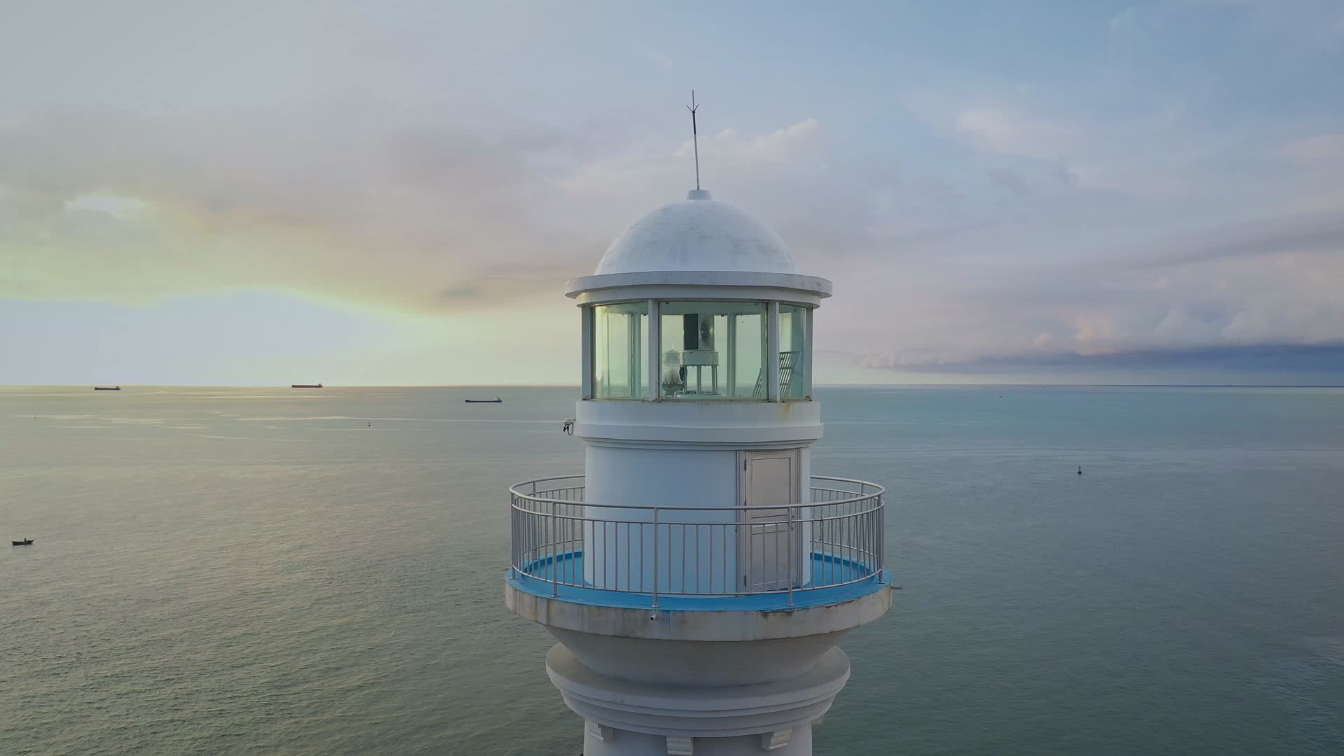 海边灯塔日落航拍视频视频的预览图