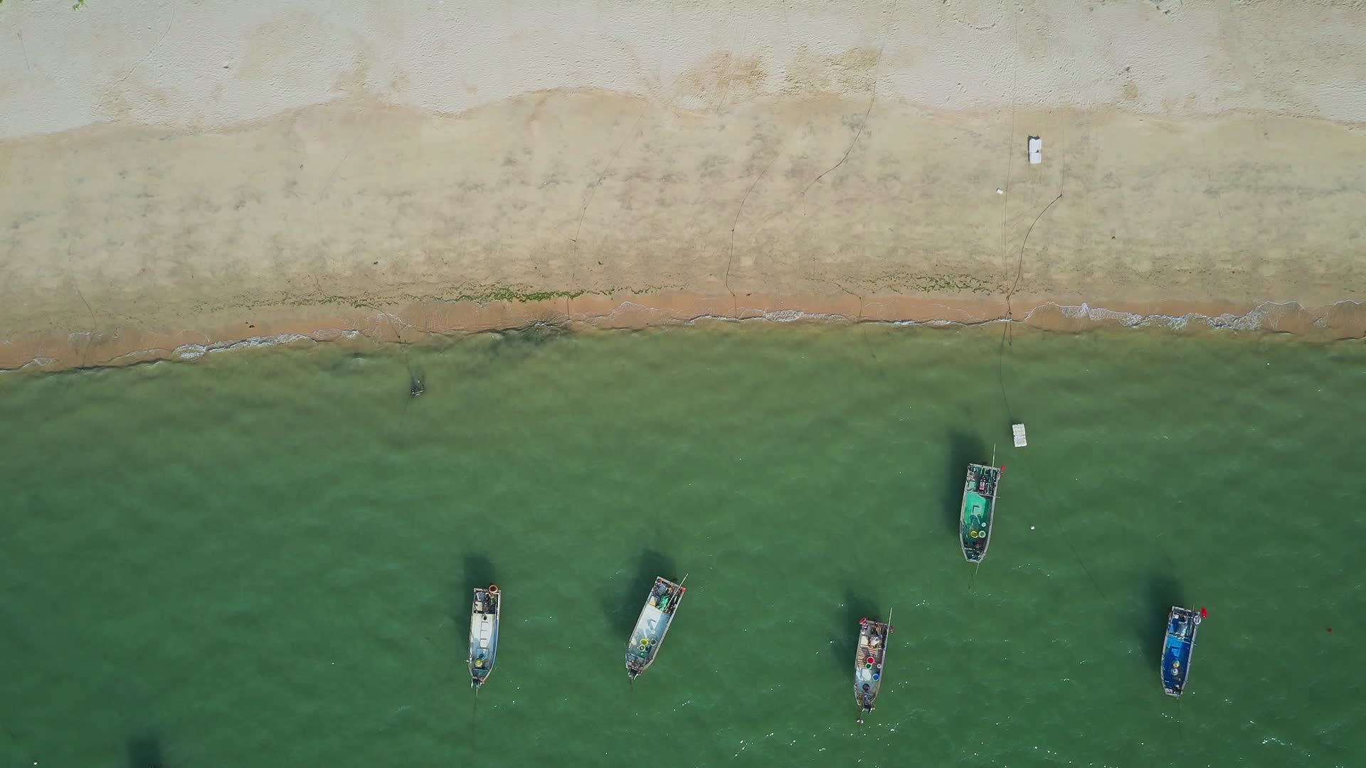 海岸线海边航拍俯拍视频视频的预览图