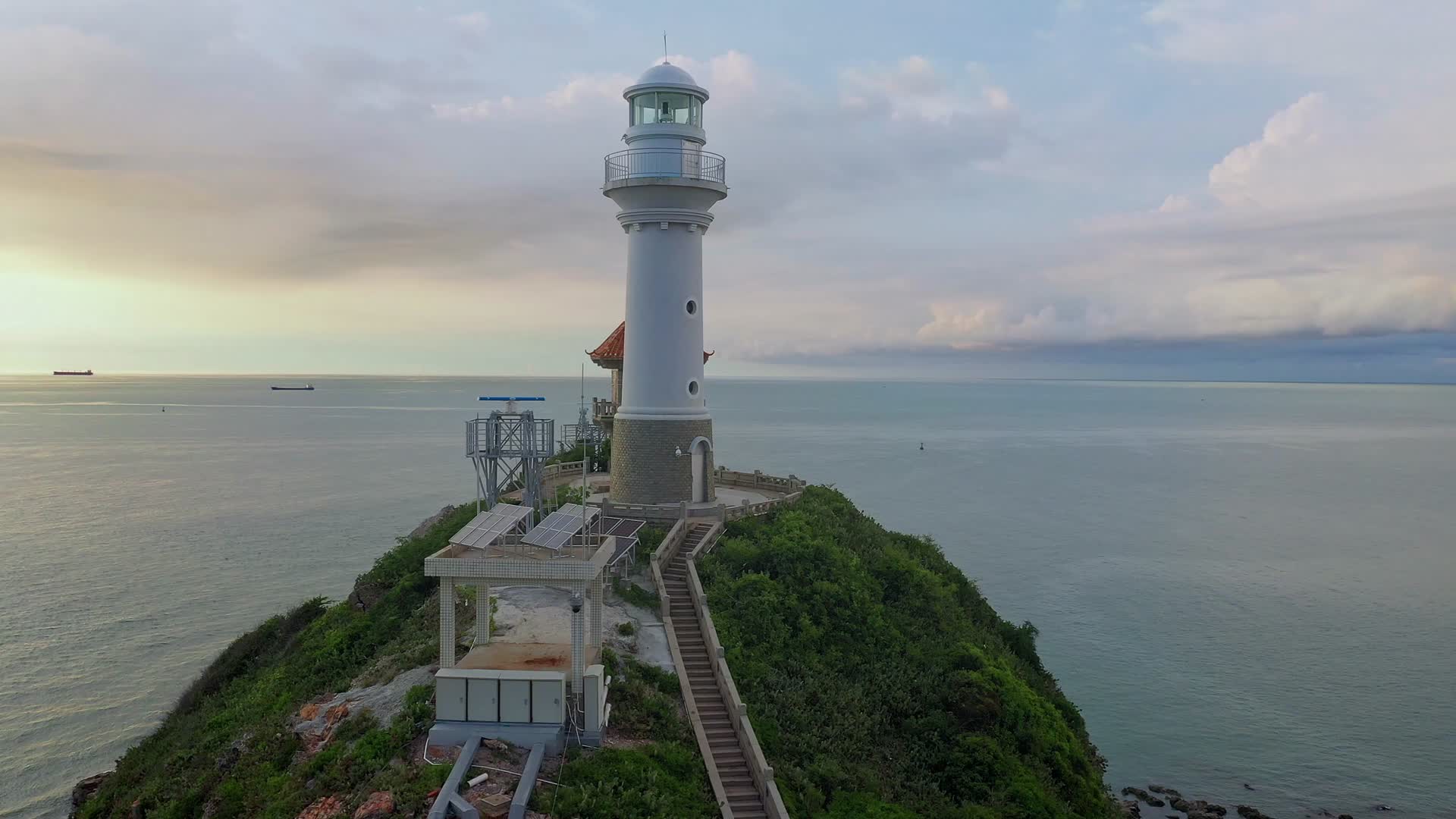 海边灯塔日落航拍视频视频的预览图