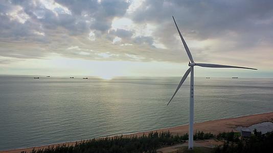 海南大海边风车航拍视频风力发电视频的预览图