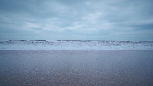 海边宁静海浪沙滩视频的预览图