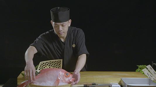 日本料理拼盘刺身制作视频的预览图