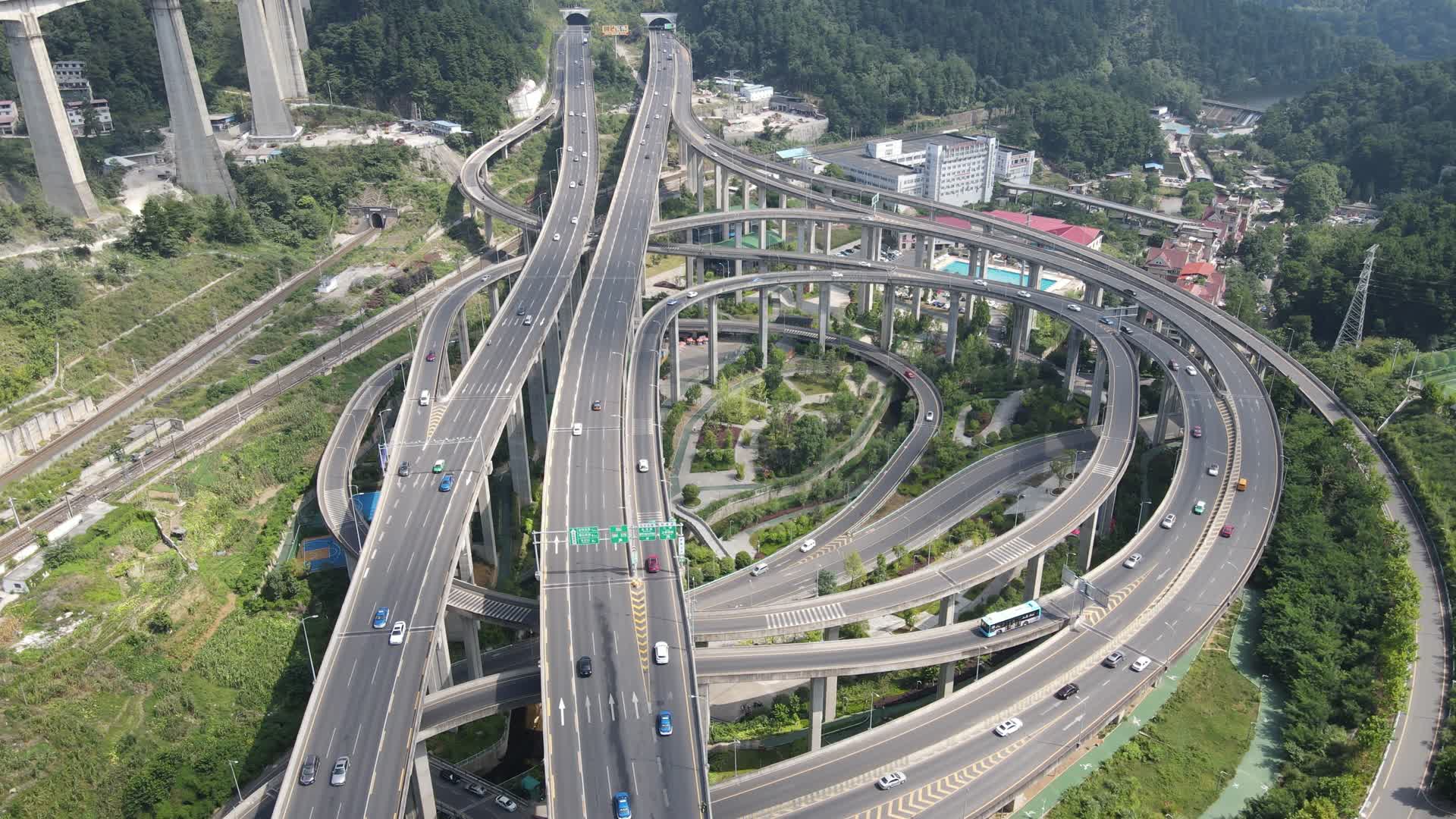 航拍贵州贵阳城市高架立交桥视频的预览图