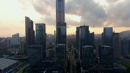 深圳城市地标深圳平安大厦城市穿梭逆光航拍视频的预览图