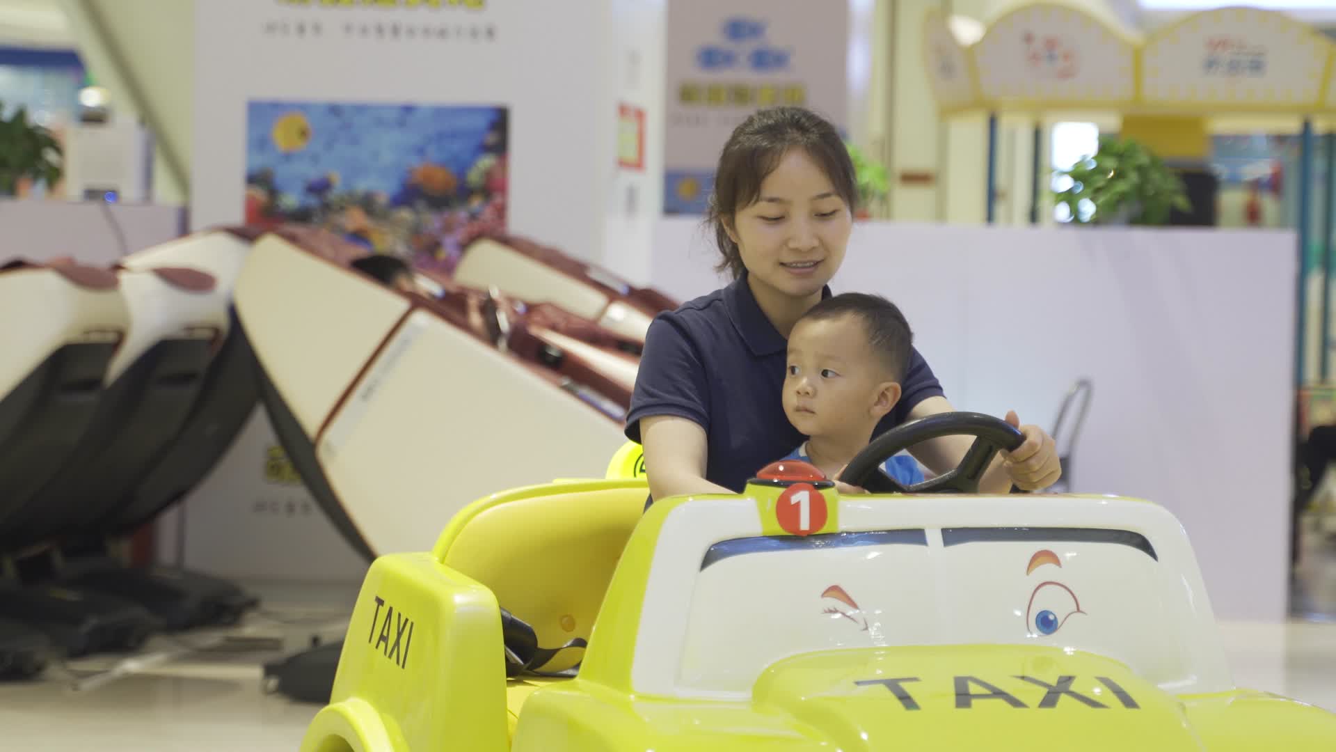 妈妈带宝宝商场玩游戏开车车视频的预览图