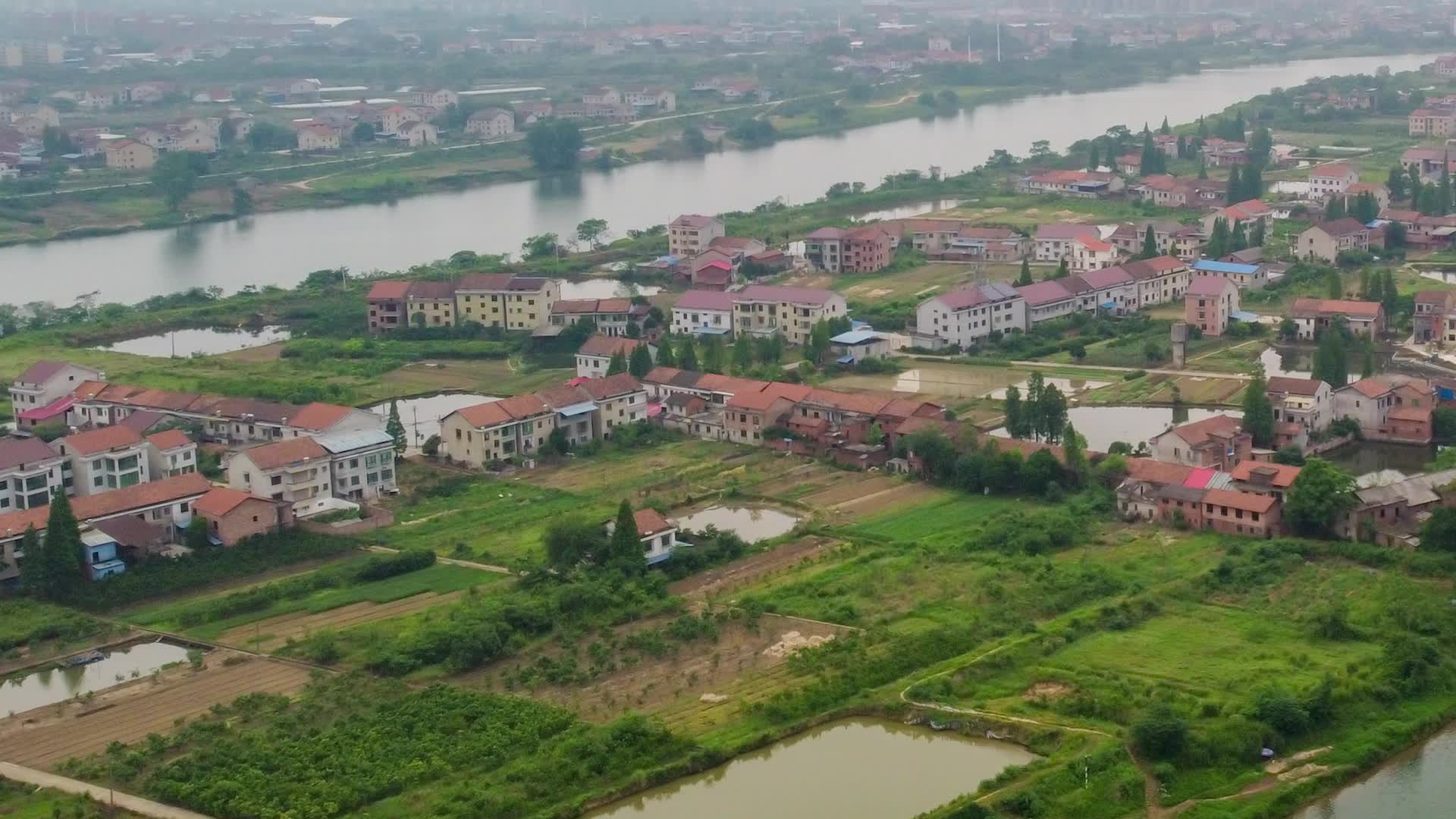 航拍湖南衡阳耒水湾乡村民居田园风光视频的预览图