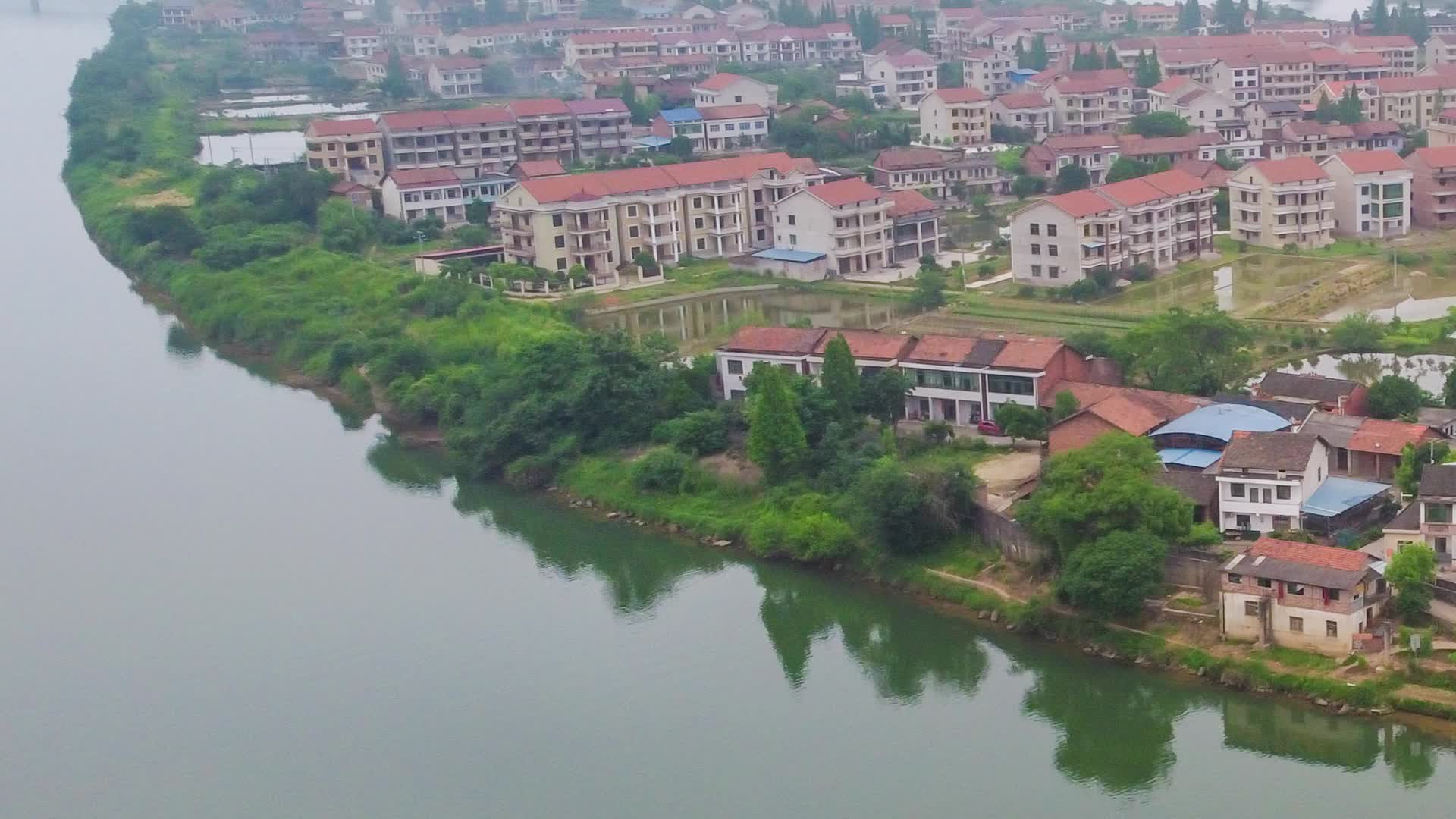 航拍湖南衡阳耒水湾乡村民居田园风光视频的预览图