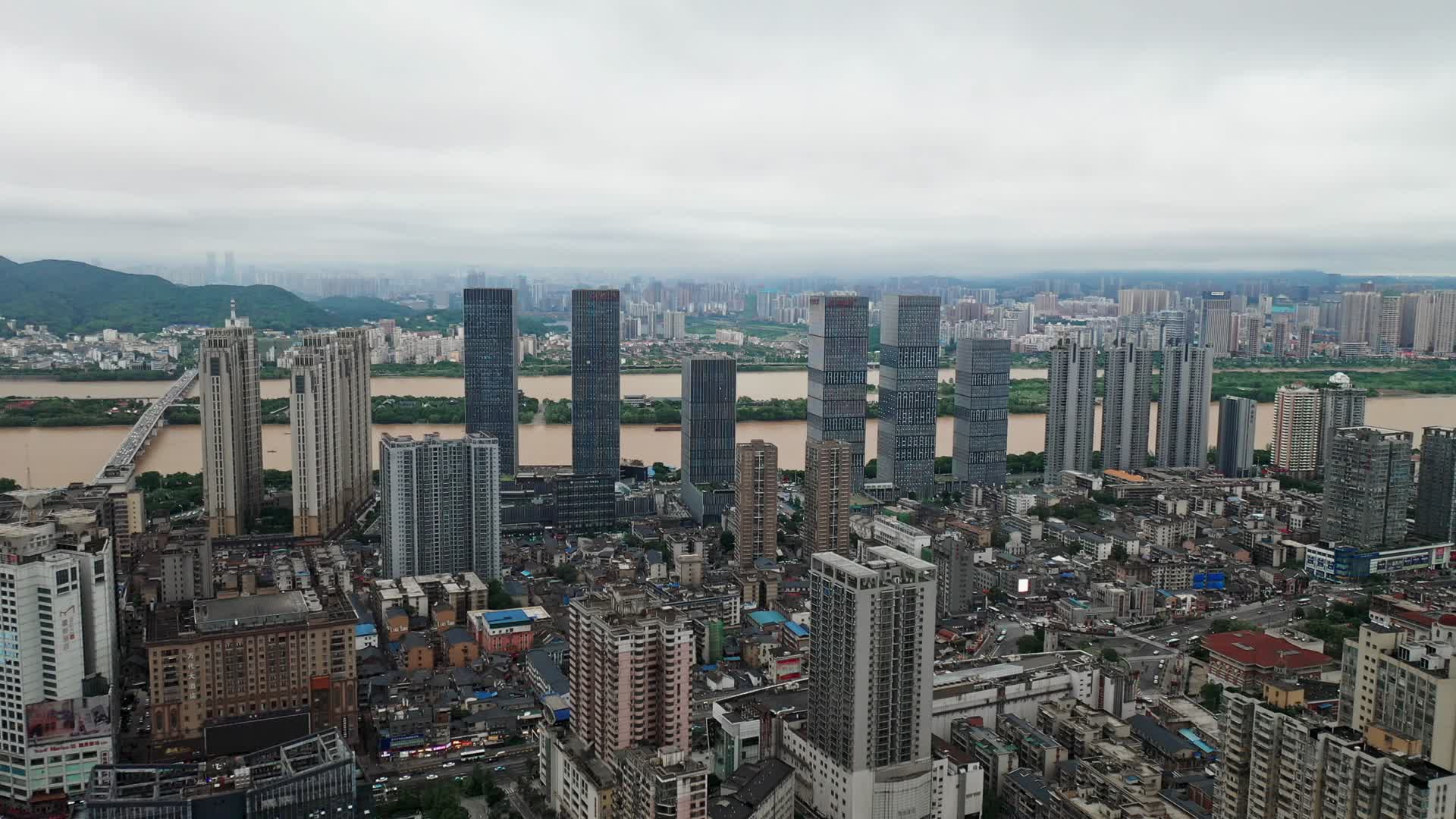 长沙湘江沿江城市风光万达广场视频的预览图