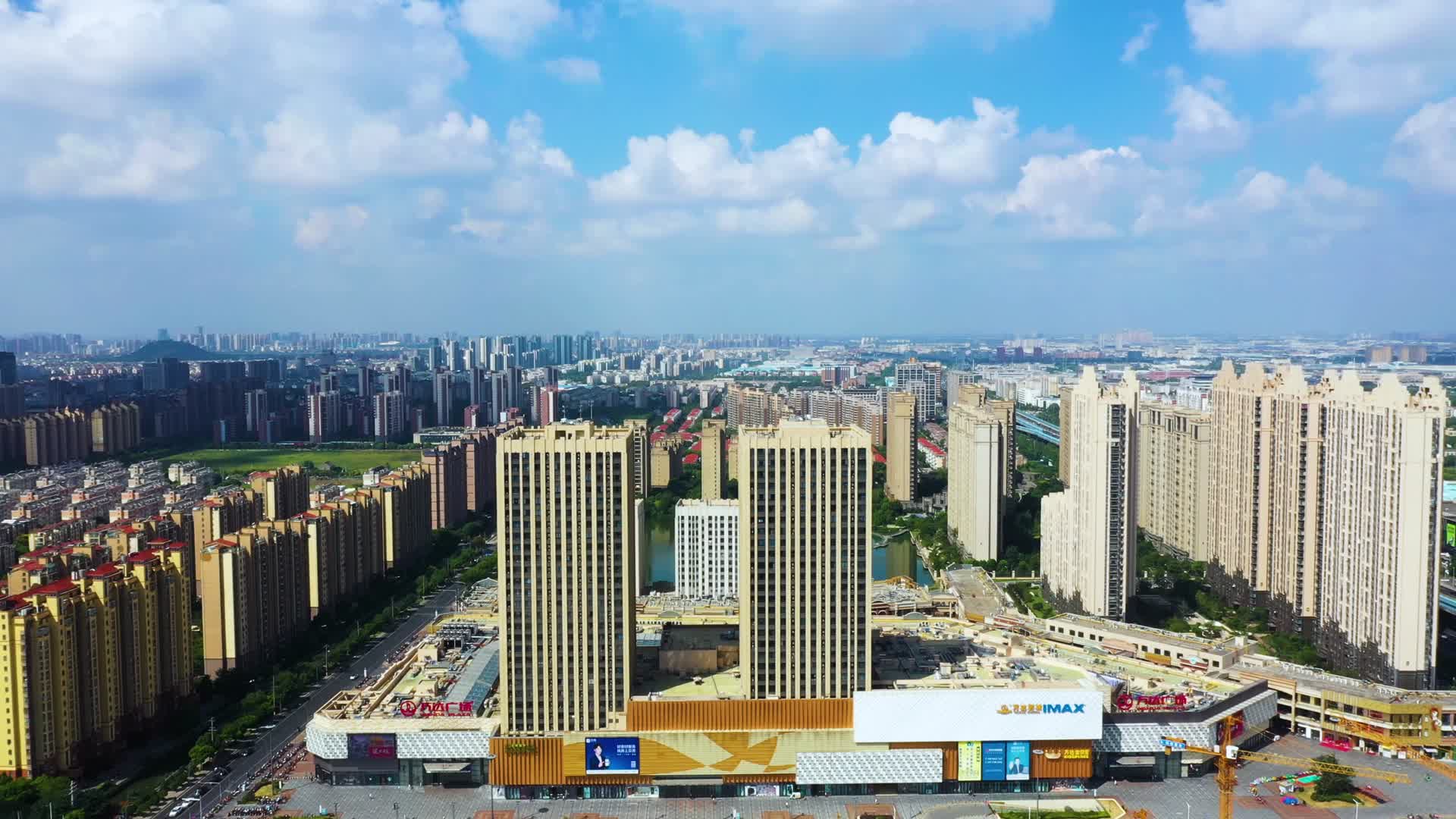 4K昆山城市航拍万达广场视频的预览图