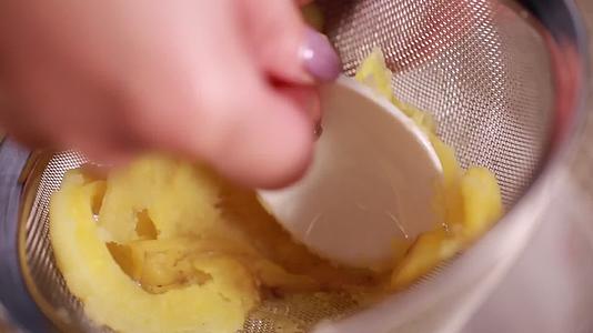 蒸土豆制作土豆泥视频的预览图