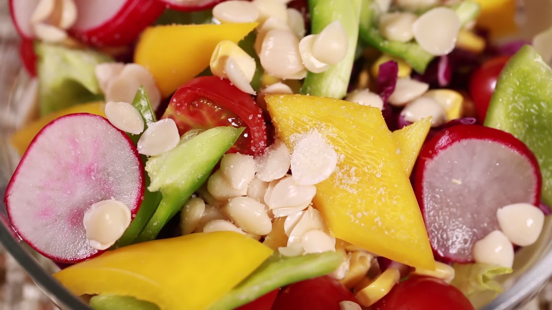制作健康蔬菜沙拉视频的预览图