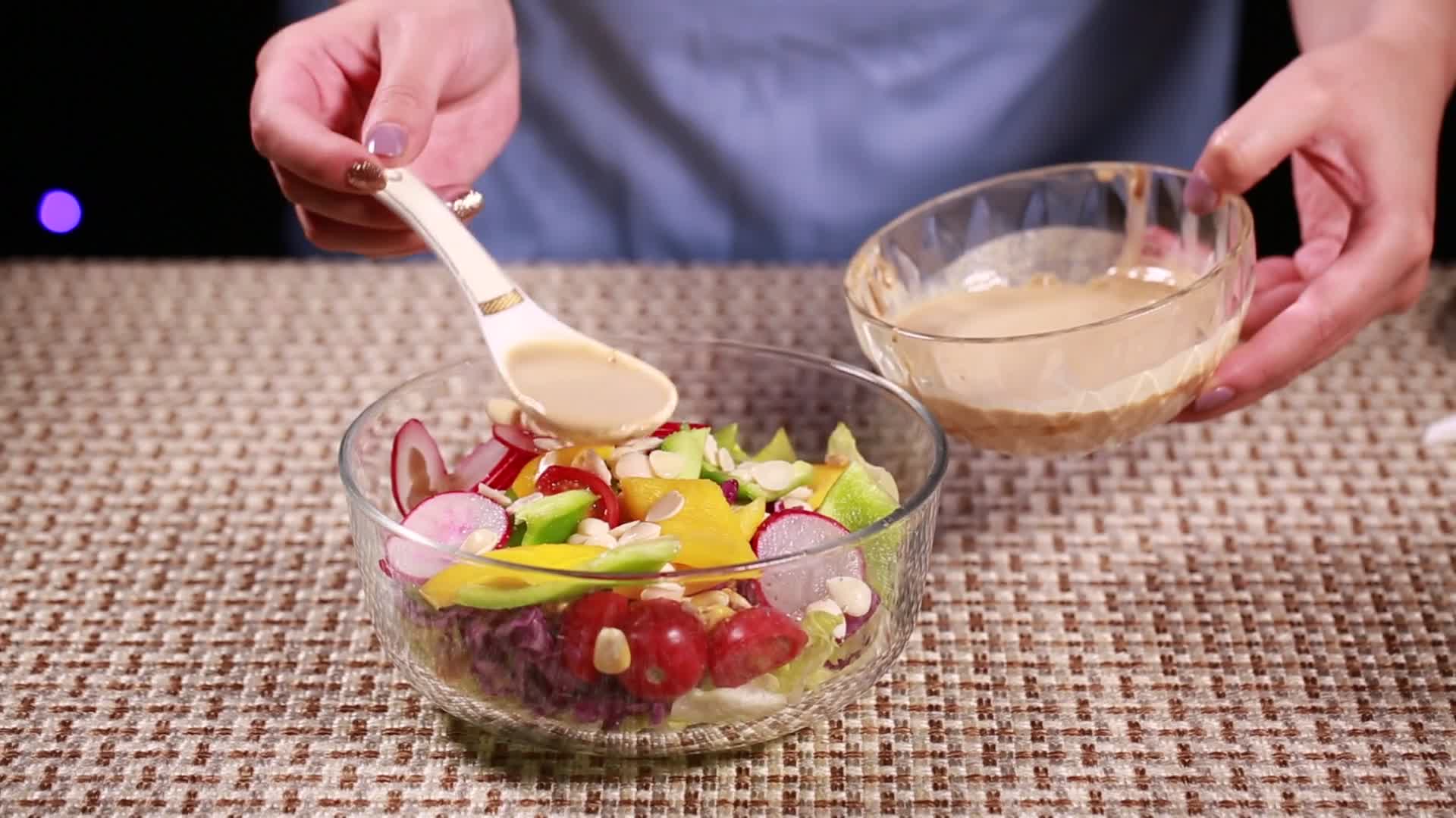 制作健康蔬菜沙拉视频的预览图