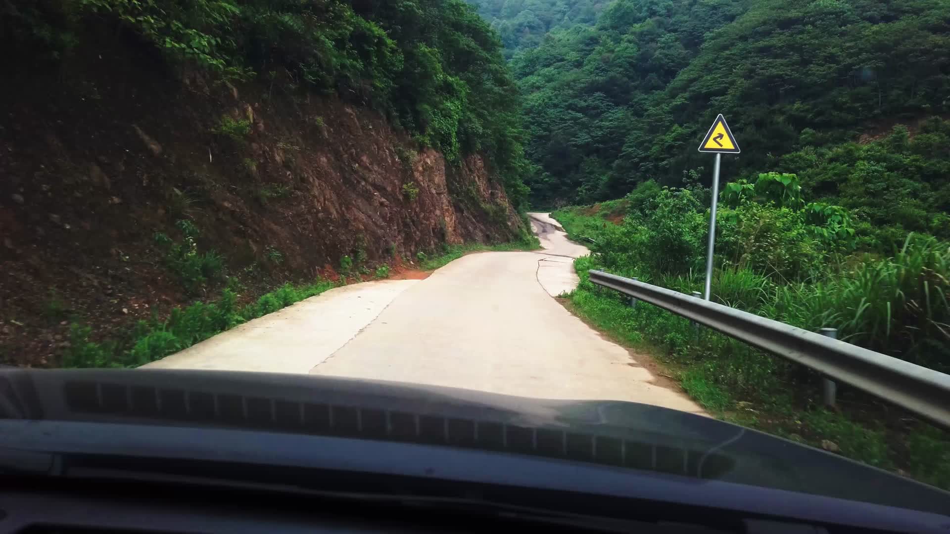 开车行驶在陡峭的山路上视频的预览图