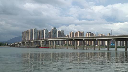 城市楼房和江水大桥视频的预览图