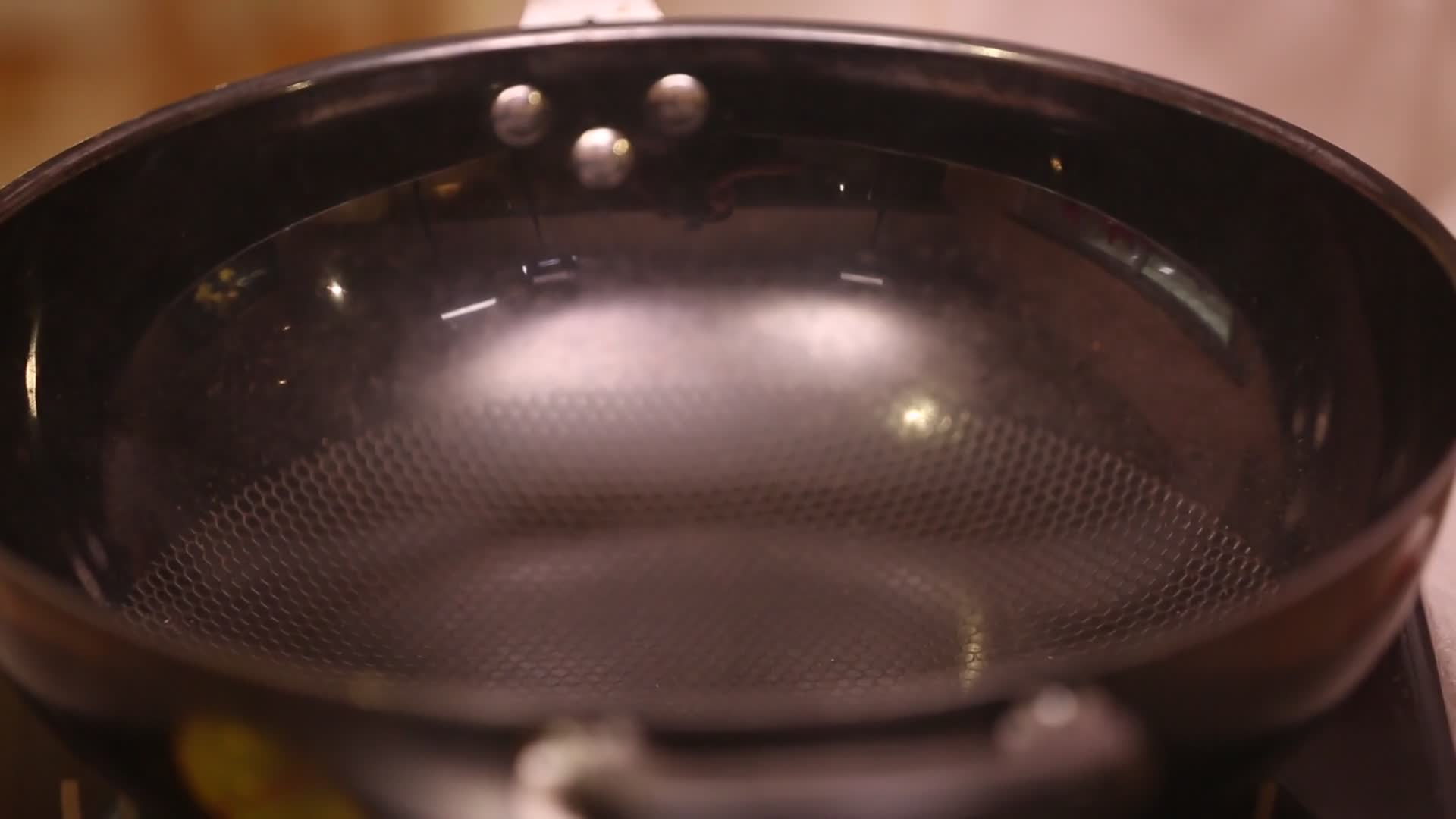 炒菜炝锅热锅凉油视频的预览图
