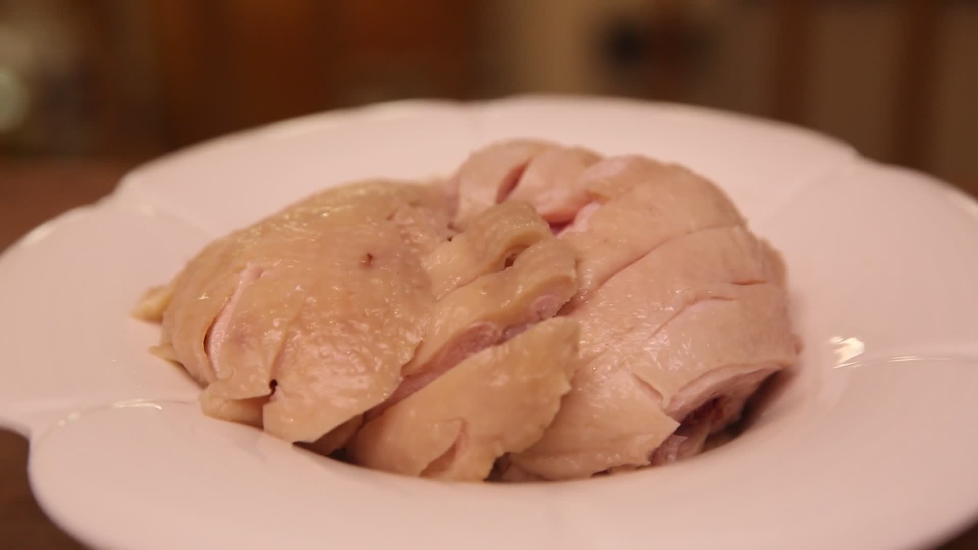 大厨制作白斩鸡口水鸡视频的预览图